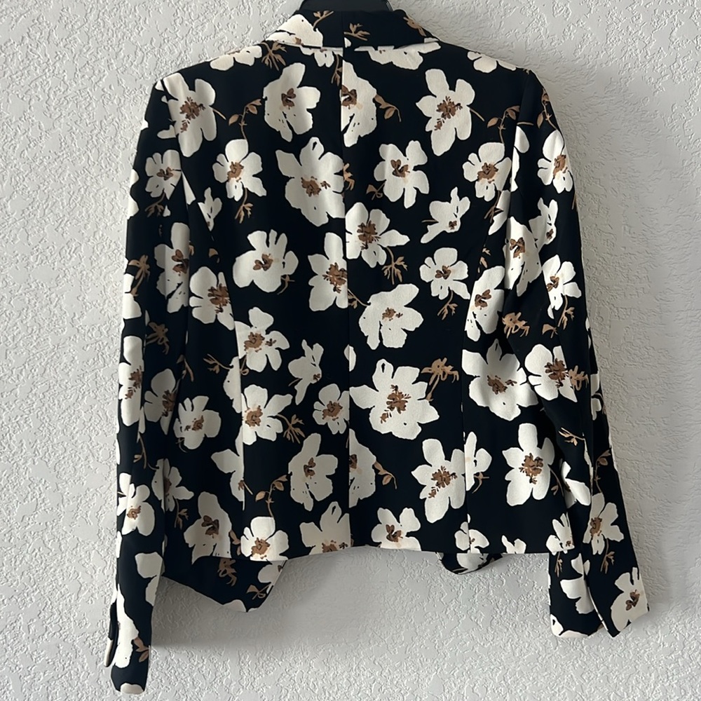 Womens loft size small open blazer. Black with cream flowers - Picture 4 of 8